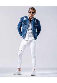 GUNS & TUXEDOS - Jeansowa kurtka z przetarciami Brickell. Kolor: niebieski. Materiał: jeans. Wzór: aplikacja. Sezon: lato, wiosna. Styl: elegancki #7