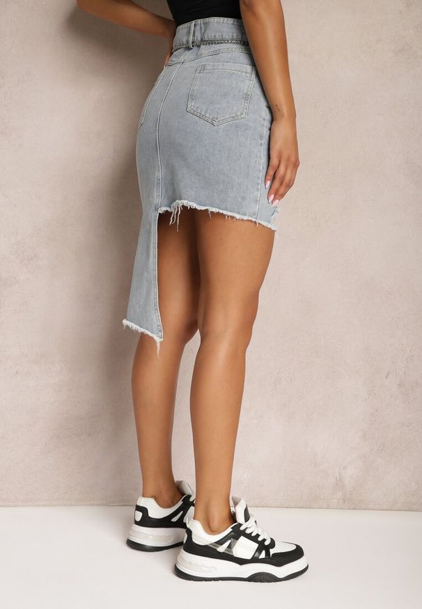 Renee - Jasnoniebieska Asymetryczna Bawełniana Spódnica Jeansowa High Waist z Łańcuchem i Paskiem Vimaliene. Stan: podwyższony. Kolor: niebieski. Materiał: bawełna, jeans. Sezon: lato