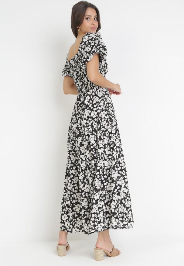 Born2be - Czarna Rozkloszowana Sukienka Maxi w Kwiaty Casceia. Kolor: czarny. Wzór: kwiaty. Długość: maxi