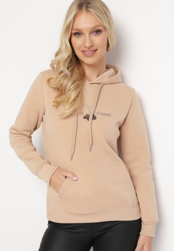 Born2be - Beżowa Ocieplona Bluza Kangurka z Kapturem i Pluszową Naszywką Dysineia. Typ kołnierza: kaptur. Kolor: beżowy. Materiał: polar. Wzór: aplikacja