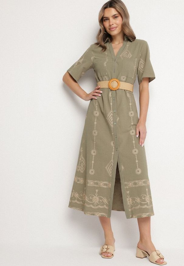 Born2be - Ciemnozielona Bawełniana Sukienka Koszulowa z Ozdobnym Paskiem i Haftem Evialisse. Okazja: na imprezę, na co dzień. Kolor: zielony. Materiał: bawełna. Wzór: haft. Typ sukienki: koszulowe. Styl: elegancki, casual