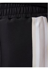 Guess Szorty sportowe V5GD14 KCRU2 Czarny Relaxed Fit. Kolor: czarny. Materiał: syntetyk