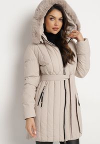 Born2be - Beżowa Kurtka z Pionowymi Pikowanymi Przeszyciami i Kapturem z Futrem Wiązana w Pasie Leoriya. Okazja: na co dzień. Kolor: beżowy. Materiał: futro. Styl: casual