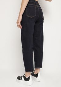 Born2be - Granatowe Klasyczne Jeansy o Kroju Mom Fit Amartia. Okazja: na co dzień. Kolor: niebieski. Styl: klasyczny #7