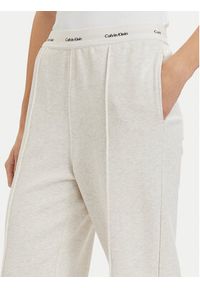 Calvin Klein Jeans Spodnie dresowe LV047G253G Kremowy Relaxed Fit. Kolor: kremowy. Materiał: bawełna #5