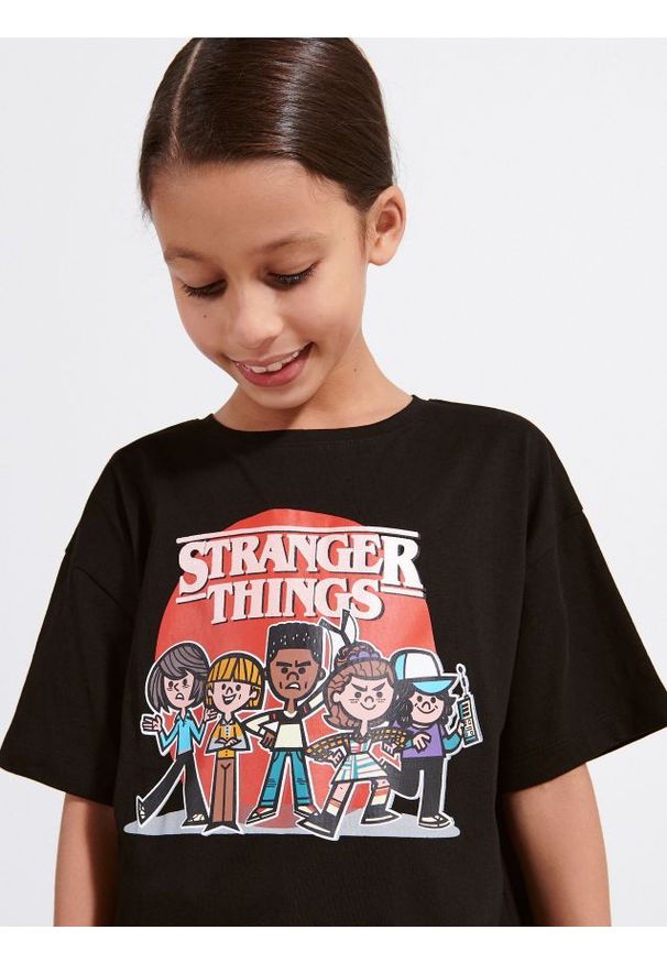 Reserved - T-shirt Stranger Things - czarny. Kolor: czarny. Materiał: bawełna