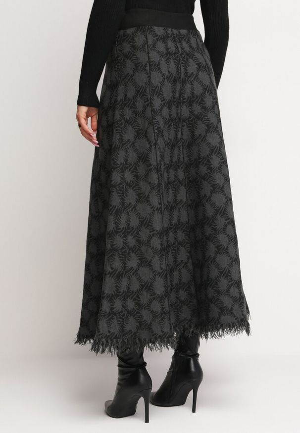 Born2be - Czarna Trapezowa Spódnica Maxi z Frędzlami Sorffa. Kolor: czarny. Styl: elegancki
