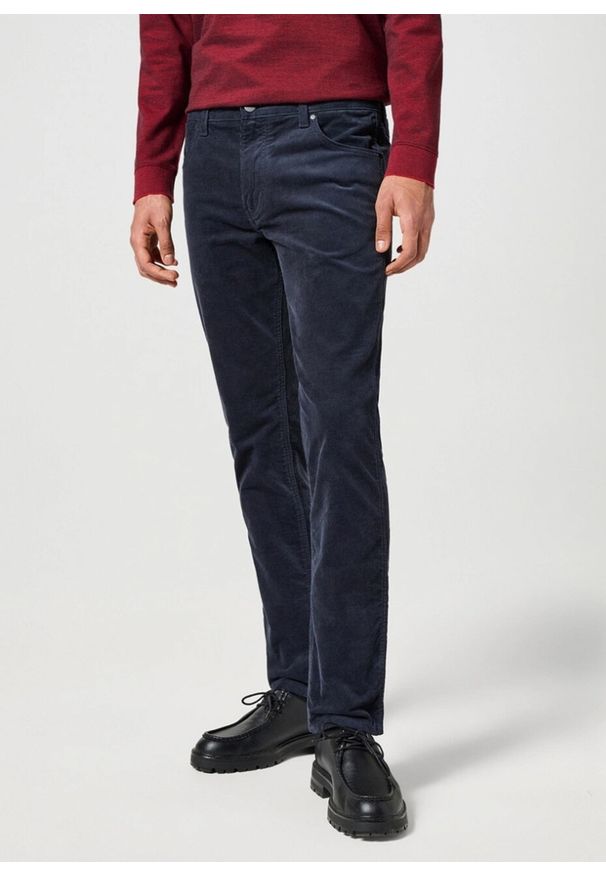 Wrangler - WRANGLER MĘSKIE SPODNIE SZTRUKSOWE GREENSBORO DARK NAVY 112358044 W15Q008616