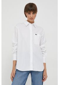 Lacoste koszula bawełniana damska kolor biały relaxed z kołnierzykiem klasycznym. Typ kołnierza: kołnierzyk klasyczny. Kolor: biały. Materiał: bawełna. Długość rękawa: długi rękaw. Długość: długie. Styl: klasyczny #3