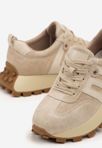 Renee - Beżowe Sneakersy ze Skóry Naturalnej Ozdobione Geometrycznym Wzorem Melassea. Okazja: na co dzień. Kolor: beżowy. Materiał: skóra. Wzór: aplikacja, geometria