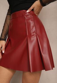 Renee - Bordowa Plisowana Spódnica z Ekoskóry o Rozkloszowanym Kroju Annielle. Okazja: na co dzień. Stan: podwyższony. Kolor: czerwony. Styl: elegancki, casual #5