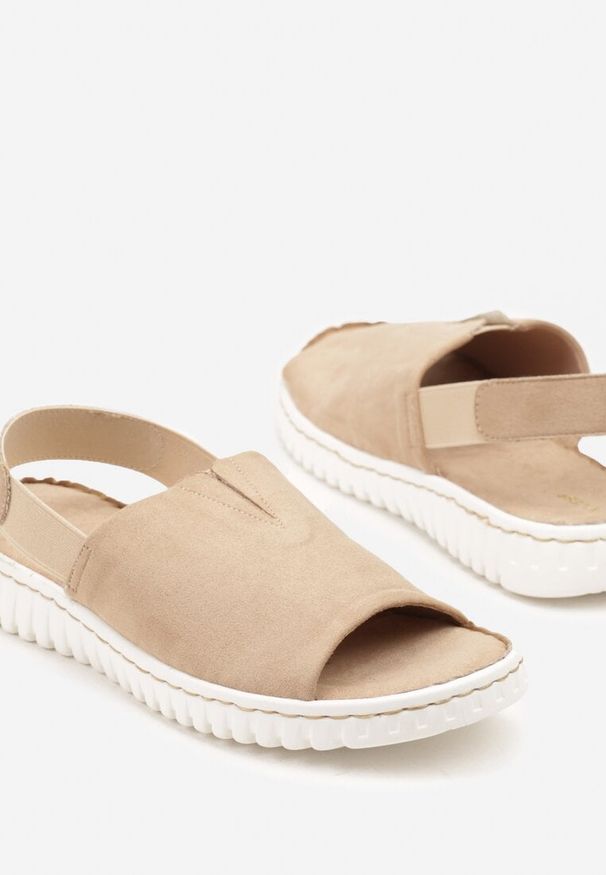 Born2be - Beżowe Sandały Vices z Imitacji Zamszu na Tłoczonej Podeszwie Sarmione. Okazja: na co dzień. Nosek buta: otwarty. Zapięcie: pasek. Kolor: beżowy. Materiał: zamsz. Sezon: lato. Styl: casual, elegancki