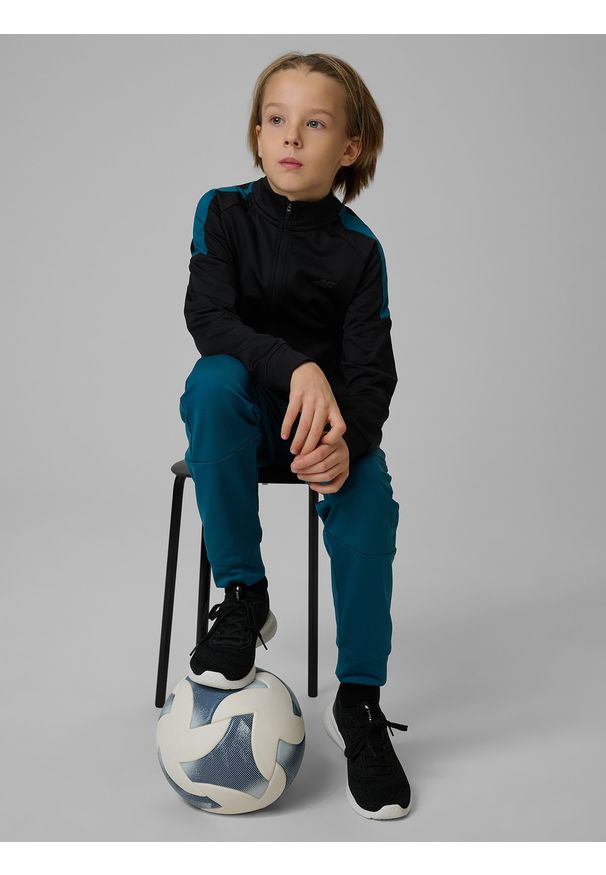 4f - 4F Bluza sportowa regular bez kaptura chłopięca - czarna 158/164 (12-14 lat). Okazja: na co dzień. Typ kołnierza: bez kaptura. Kolor: czarny. Sezon: lato. Styl: sportowy