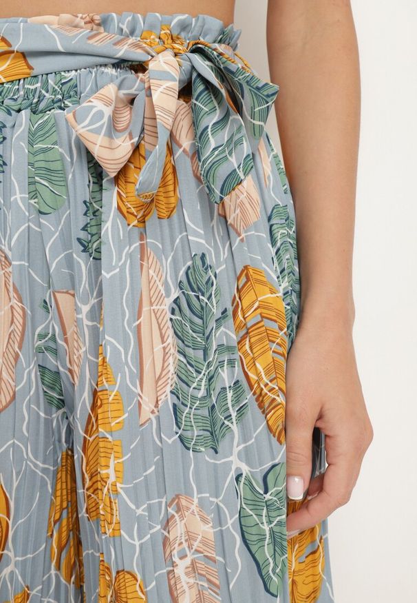 Born2be - Jasnoniebieskie Szerokie Spodnie z Wysokim Stanem i Bawełną oraz Gumką w Talii Opefia. Okazja: na co dzień. Stan: podwyższony. Kolor: niebieski. Materiał: bawełna. Styl: casual, elegancki