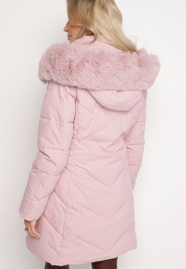 Born2be - Ciemnoróżowa Taliowana Kurtka z Pikowanymi Przeszyciami z Kapturem i Futerkiem Inalora. Okazja: na co dzień. Typ kołnierza: kaptur. Kolor: różowy. Materiał: futro. Długość rękawa: długi rękaw. Długość: długie. Wzór: aplikacja. Styl: casual, elegancki