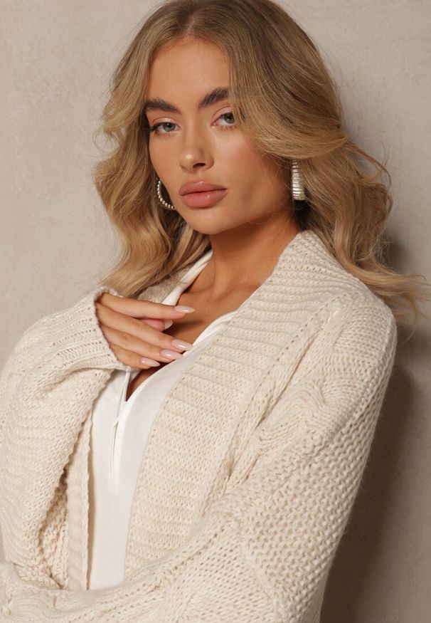 Renee - Jasnobeżowy Długi Kardigan z Ozdobnym Szerokim Splotem Havsana. Kolor: beżowy. Długość rękawa: długi rękaw. Długość: długie. Wzór: ze splotem