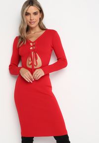 Born2be - Czerwona Dzianinowa Sukienka Midi z Wycięciem i Wiązaniem Filila. Kolor: czerwony. Materiał: dzianina. Długość: midi #1
