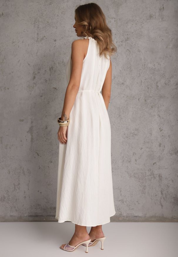 Renee - Jasnobeżowa Sukienka Bez Rękawów z Wiskozy z Ozdobnym Dekoltem i Wiązaniem w Talii Azeira. Okazja: na co dzień. Kolekcja: plus size. Kolor: beżowy. Materiał: wiskoza. Długość rękawa: bez rękawów. Typ sukienki: dla puszystych. Styl: casual