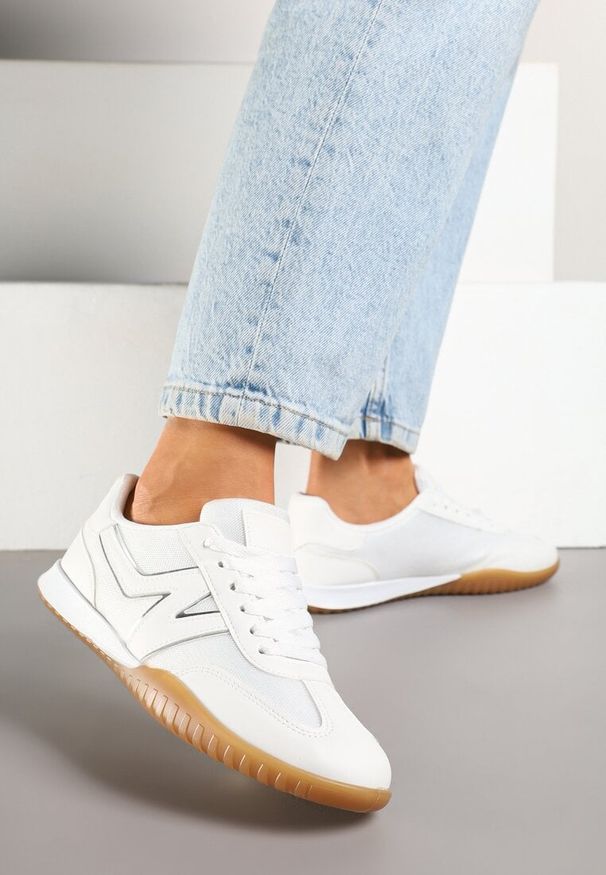 Renee - Białe Sneakersy Klasyczne Tenisówki Istia. Okazja: na co dzień. Kolor: biały. Materiał: jeans. Wzór: aplikacja. Obcas: na obcasie. Wysokość obcasa: niski