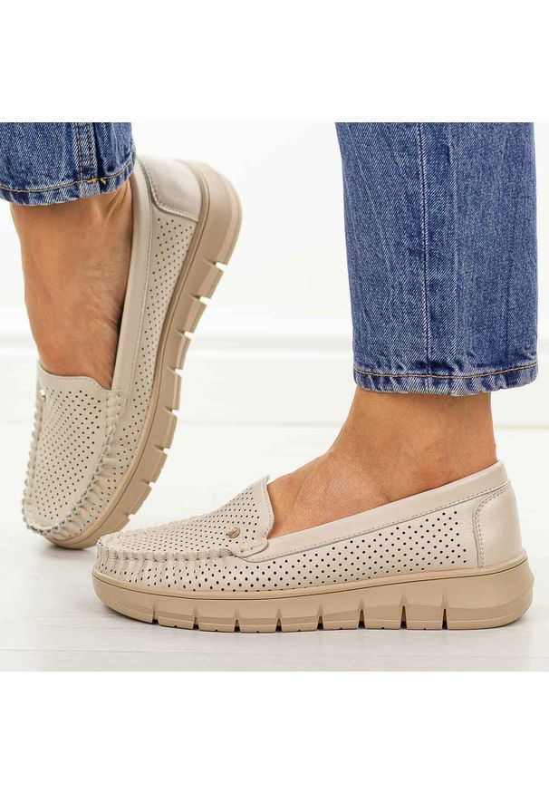 POTOCKI - Beżowe ażurowe skórzane mokasyny damskie Potocki 19426. Okazja: na co dzień, na spacer. Nosek buta: okrągły. Kolor: beżowy. Materiał: skóra. Szerokość cholewki: normalna. Wzór: ażurowy. Sezon: wiosna, lato, jesień. Styl: casual, klasyczny, elegancki