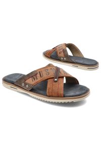 Brązowe Klapki Mustang Stylowe Obuwie Męskie. Kolor: brązowy. Materiał: skóra ekologiczna. Wzór: napisy. Sezon: lato. Styl: elegancki #4