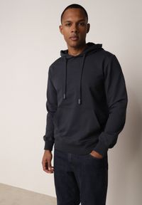 Born2be - Granatowa Bluza z Kapturem i Kieszenią Typu Kangur Aqialei. Okazja: na co dzień. Typ kołnierza: kaptur. Kolor: niebieski. Materiał: jeans, dresówka. Wzór: gładki. Styl: casual #2