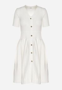 Born2be - Biała Sukienka z Wiskozy o Rozkloszowanym Kroju z Plisami i Guzikami Alusena. Okazja: na co dzień. Kolor: biały. Materiał: wiskoza. Typ sukienki: rozkloszowane. Styl: casual, elegancki #3