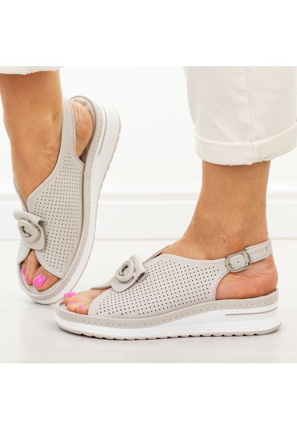 Szare skórzane sandały damskie Jezzi 9759. Okazja: na co dzień, na spacer. Nosek buta: okrągły. Kolor: szary. Materiał: skóra. Wzór: aplikacja. Sezon: wiosna, lato. Obcas: na platformie. Styl: casual, klasyczny, elegancki