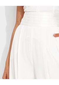 SIMONA CORSELLINI - Białe spodnie Palazzo. Stan: podwyższony. Kolor: biały. Materiał: materiał, satyna. Długość: długie. Wzór: aplikacja #4