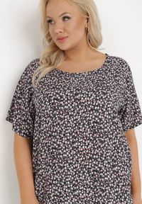 Born2be - Czarna Bluzka z Wiskozy Maerelaia. Kolekcja: plus size. Kolor: czarny. Materiał: wiskoza. Długość: krótkie. Wzór: kwiaty. Sezon: lato #5
