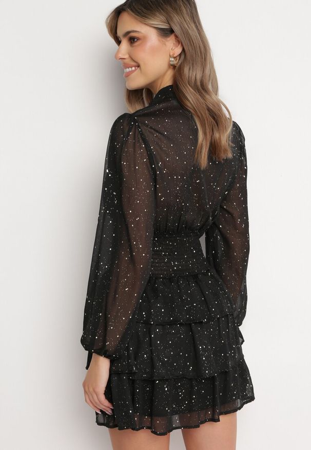 Born2be - Czarna Elegancka Sukienka z Błyszczącymi Drobinkami i Falbankami Tinaria. Typ kołnierza: kołnierz z falbankami. Kolor: czarny. Styl: elegancki