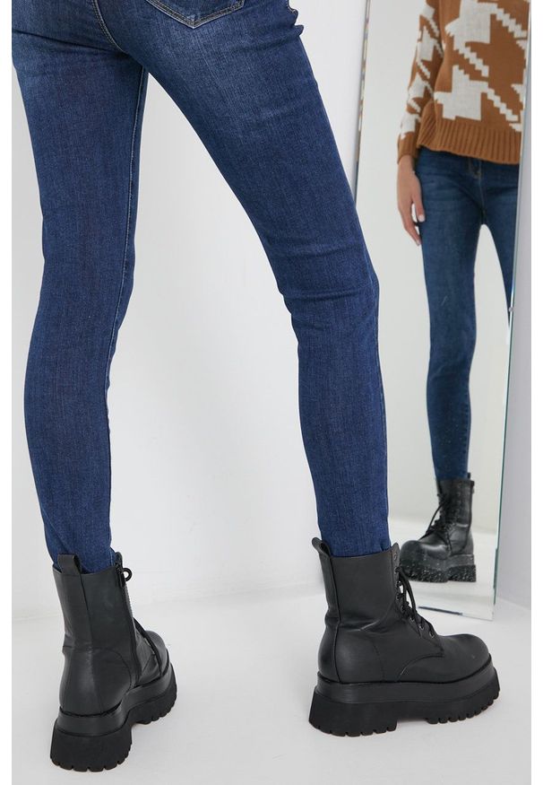 Answear Lab - Jeansy. Kolor: niebieski. Styl: wakacyjny