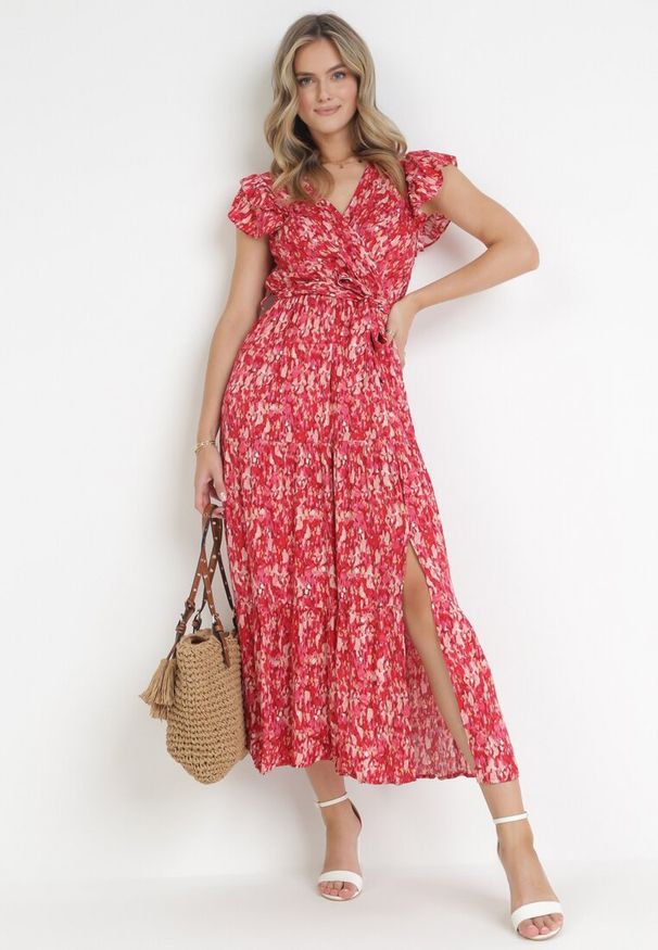 Born2be - Czerwona Rozkloszowana Sukienka Maxi z Wiskozy Cellen. Typ kołnierza: kołnierz z falbankami, dekolt kopertowy. Kolor: czerwony. Materiał: wiskoza. Wzór: aplikacja. Typ sukienki: kopertowe. Długość: maxi