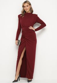Born2be - Bordowa Koktajlowa Sukienka o Dopasowanym Kroju z Marszczeniem Besel. Kolor: czerwony. Styl: wizytowy #1
