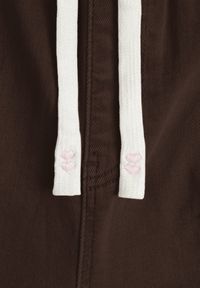 Renee - Brązowe Jeansy Mom Fit z Bawełny ze Ściągaczem i Wiązaniem w Talii Naubel. Okazja: na co dzień. Kolor: brązowy. Długość: krótkie. Styl: klasyczny, casual #7