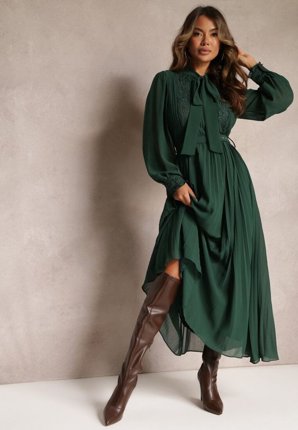 Renee - Ciemnozielona Plisowana Sukienka Maxi z Koronką i Paskiem Venila. Kolor: zielony. Materiał: koronka. Wzór: koronka. Styl: elegancki. Długość: maxi