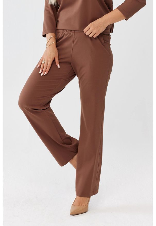 Moda Size Plus Iwanek - Karmelowe spodnie Florina - prosta nogawka i kieszenie po bokach PLUS SIZE XXL OVERSIZE JESIEŃ. Okazja: na co dzień, do pracy. Kolekcja: plus size. Materiał: nylon, wiskoza, tkanina. Długość: krótkie. Sezon: jesień. Styl: casual, elegancki