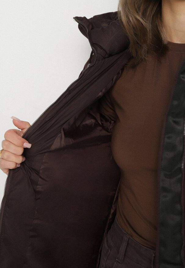 Born2be - Brązowa Kurtka Pikowana z Kapturem i Suwakami po Bokach Lindrie. Okazja: na co dzień, na spacer. Typ kołnierza: kaptur. Kolor: brązowy. Materiał: jeans, poliester, dzianina. Długość: długie. Styl: casual