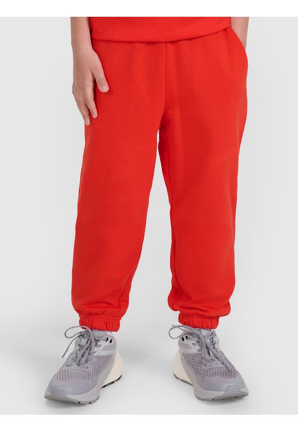 4f - 4F Spodnie dresowe joggery chłopięce - pomarańczowe 140 (9-10 lat). Okazja: na co dzień. Kolor: pomarańczowy. Materiał: dresówka. Wzór: gładki, ze splotem. Sezon: lato. Styl: casual, młodzieżowy, sportowy