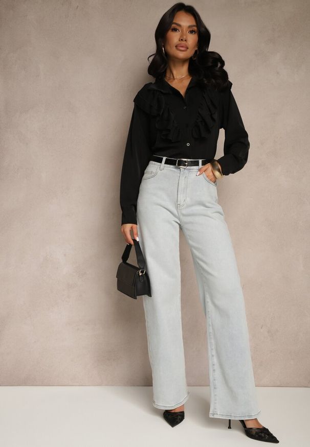Renee - Czarna Koszula Ozdobiona Falbaną Kornella. Okazja: na co dzień. Typ kołnierza: kołnierzyk klasyczny. Kolor: czarny. Materiał: jeans. Wzór: aplikacja. Styl: klasyczny, casual, elegancki