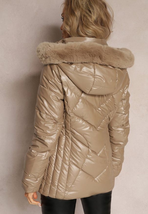 Renee - Beżowa Ocieplona Kurtka z Kapturem i Futrzanym Kołnierzem Elzira. Typ kołnierza: kaptur. Kolor: beżowy. Materiał: futro. Sezon: zima, jesień