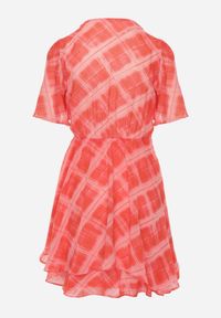 Renee - Różowa Sukienka Rozkloszowana z Kopertowym Dekoltem w Abstrakcyjny Wzór Irinera. Typ kołnierza: dekolt kopertowy. Kolor: różowy. Materiał: poliester. Wzór: nadruk. Typ sukienki: kopertowe #2