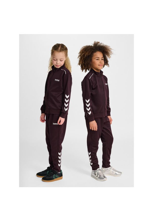 Dziecięcy dres Hummel. Kolor: czerwony, wielokolorowy, brązowy, różowy. Materiał: dresówka. Styl: sportowy