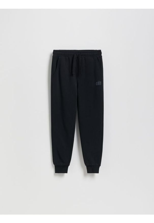 Reserved - Bawełniane joggery z meszkiem - czarny. Kolor: czarny. Materiał: bawełna