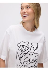 Reserved - T-shirt z haftem - biały. Kolor: biały. Materiał: dzianina, bawełna. Wzór: haft