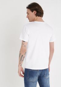 Born2be - Biały T-shirt Elagio. Okazja: na co dzień. Kolor: biały. Materiał: tkanina, bawełna. Długość: krótkie. Wzór: gładki. Styl: klasyczny, casual #5