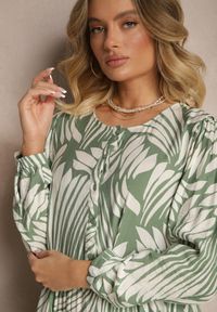 Renee - Zielona Sukienka z Wiskozą o Rozkloszowanym Kroju w Abstrakcyjny Wzór Grelaviel. Okazja: na co dzień, na spacer. Kolor: zielony. Materiał: wiskoza. Długość rękawa: długi rękaw. Typ sukienki: proste, rozkloszowane. Styl: klasyczny, casual, elegancki