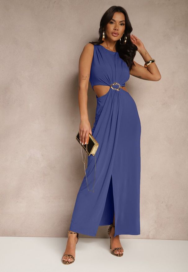 Renee - Niebieska Sukienka z Wiskozą Metalową Ozdobą i Wycięciami po Bokach Odivane. Kolor: niebieski. Materiał: wiskoza. Wzór: aplikacja