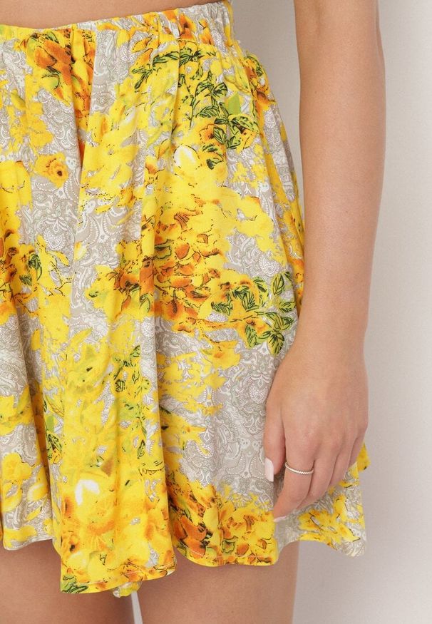 Born2be - Żółte Spódnico-Szorty z Wysokim Stanem Ozdobione Kwiatami Sunileia. Okazja: na plażę, na imprezę. Stan: podwyższony. Kolor: żółty. Wzór: aplikacja, kwiaty. Sezon: lato
