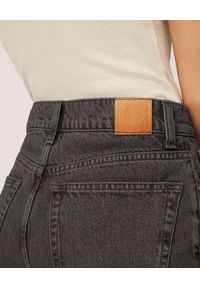 NANUSHKA - Szare jeansy Kemia. Stan: podwyższony. Kolor: szary. Styl: vintage